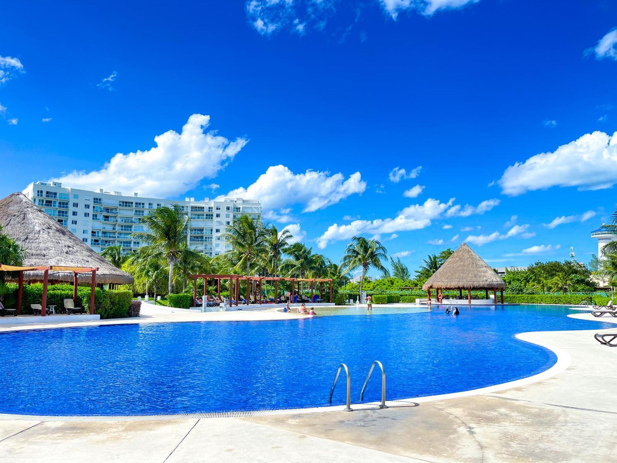 New Beachfront Luxury Apartments カンクン エクステリア 写真