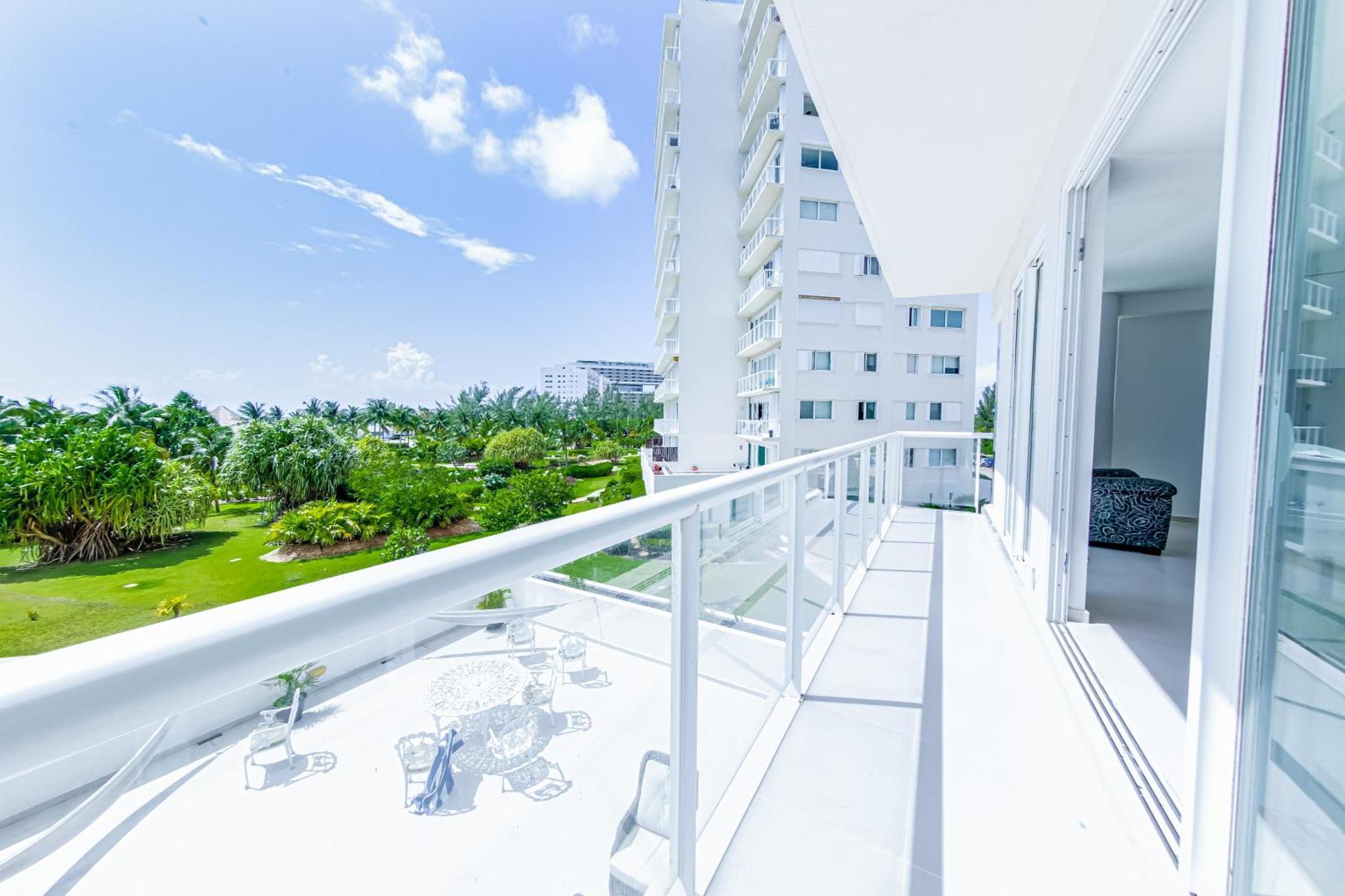 New Beachfront Luxury Apartments カンクン エクステリア 写真